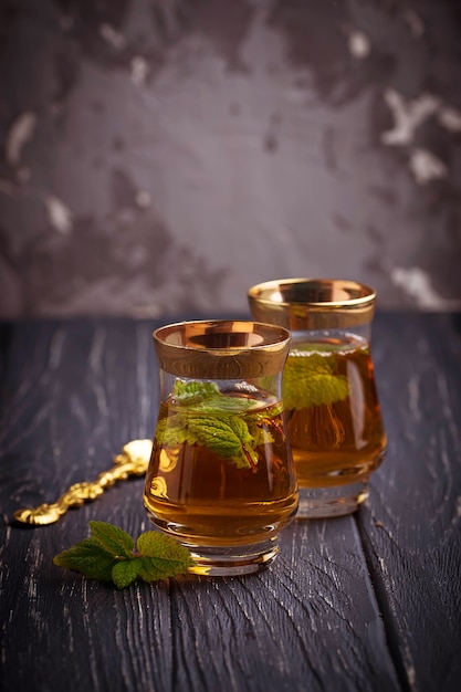 Традиционный арабский чай с мятой Premium Фотографии