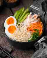 Foto gratuita tagliatelle asiatiche tradizionali con uova e verdure