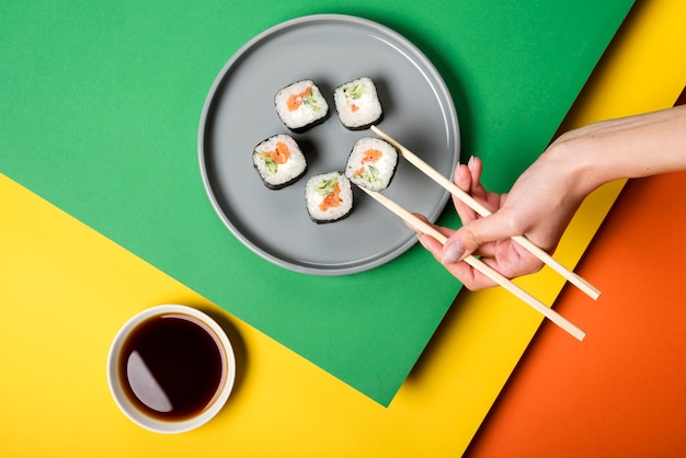 Foto gratuita rotoli di sushi asiatici tradizionali con salsa di soia