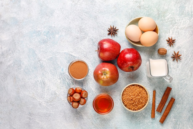 Foto gratuita ingredienti di cottura tradizionali autunnali: mele, cannella, noci.