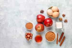 무료 사진 전통적인 가을 제빵 재료 : 사과, 계피, 견과류.
