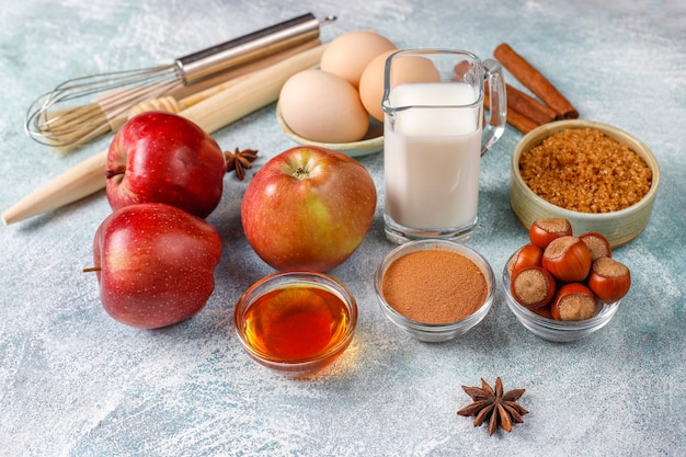 Традиционные ингредиенты для осенней выпечки: яблоки, корица, орехи.