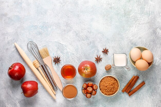 전통적인 가을 제빵 재료 : 사과, 계피, 견과류.