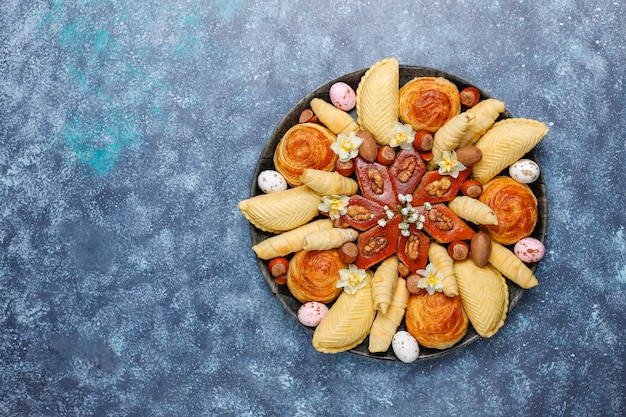 Free photo traditional azerbaijan holiday novruz cookies baklavas and shakarburas on black tray plate