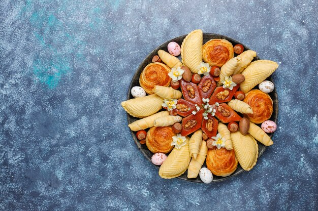 Традиционный азербайджанский праздник новруз печенья пахлавы и шакарбурас на черном подносе