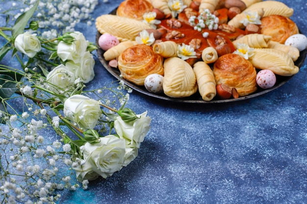 Традиционный азербайджанский праздник новруз печенья пахлавы и шакарбурас на черном подносе