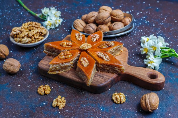 Традиционный азербайджанский праздник Новруз сладости пахлавы.