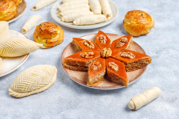 Бесплатное фото Традиционный азербайджанский праздник новруз сладости, шекербура, гогал, пахлава, мутаки.