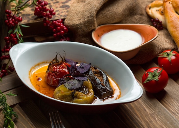 Cibo tradizionale azero, dolma, melanzane, peperone verde e pomodoro ripieni di carne.