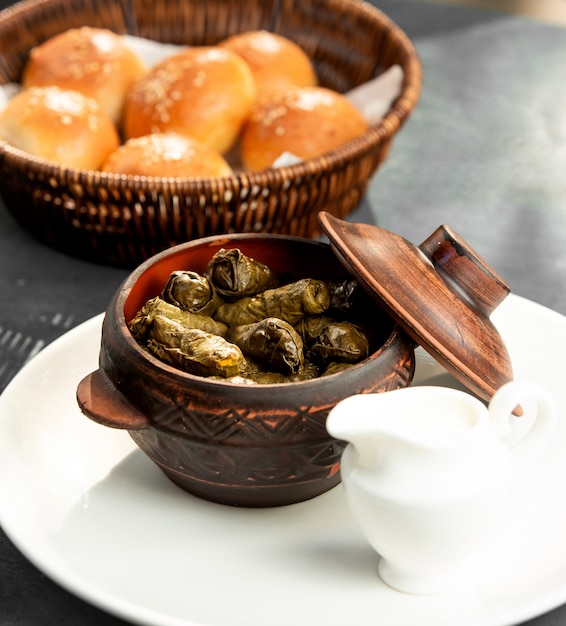 접시에 전통적인 아제르바이잔 인 잎 돌마
