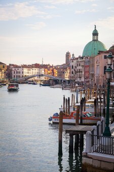 最も​美しい​視点​の​1​つ​から​見た​ヴェネツィア​の​伝統的​な​運河