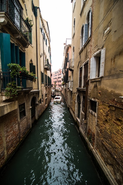 イタリア、ベニス市のゴンドラのある伝統的な運河通り