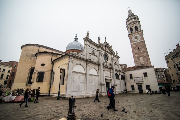 イタリア、ベニス市のゴンドラのある伝統的な運河通り