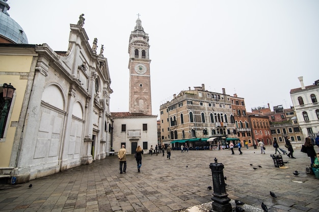 イタリア、ベニス市のゴンドラのある伝統的な運河通り