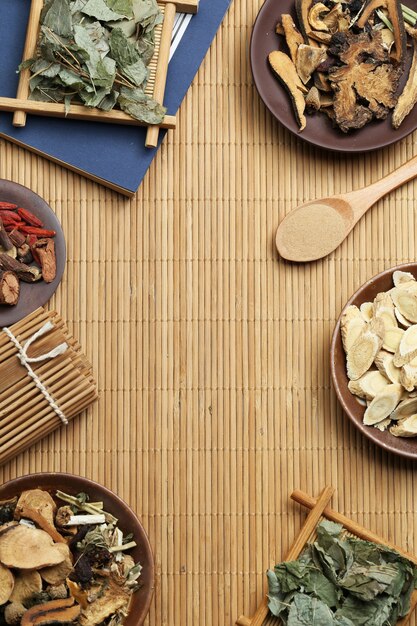 Традиционная китайская медицина и древняя медицинская книга на бамбуке