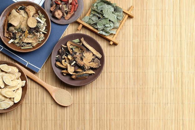 Традиционная китайская медицина на бамбуковом столе