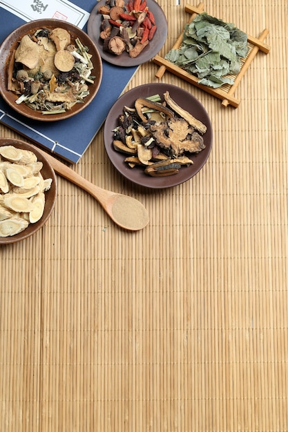 무료 사진 대나무 책상에 전통 중국의 술