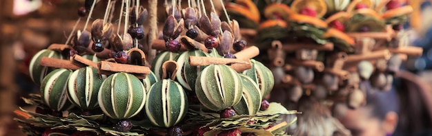 Традиционное рождественское ароматное украшение из специй и сухофруктов на рынке