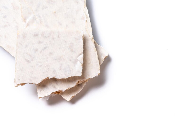 Бесплатный Фотография традиционные рождественские сладкие кусочки вкусной миндальной нуги, изолированные на белом фоне