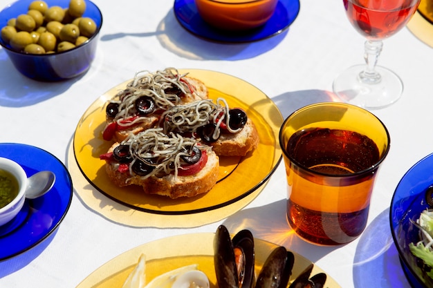 Бесплатное фото Ассортимент традиционных вкусных блюд гулас