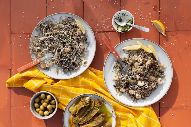 무료 사진 전통적인 맛있는 gulas 요리 구성