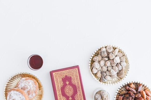 伝統的なデザートとコーランの本