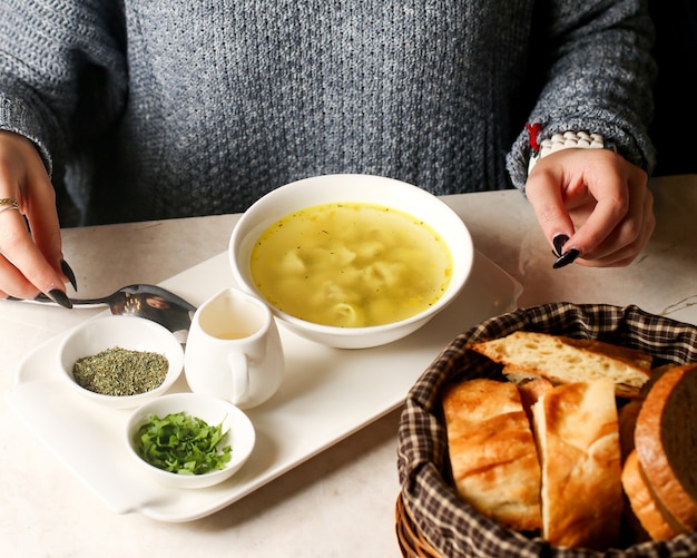 無料写真 スープとパンのバスケットの伝統的なドシュバラ