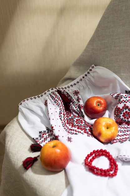 Foto gratuita camicia tradizionale ricamata e mele