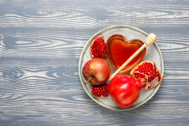 Free photo traditional food of jewish new year - rosh hashana.