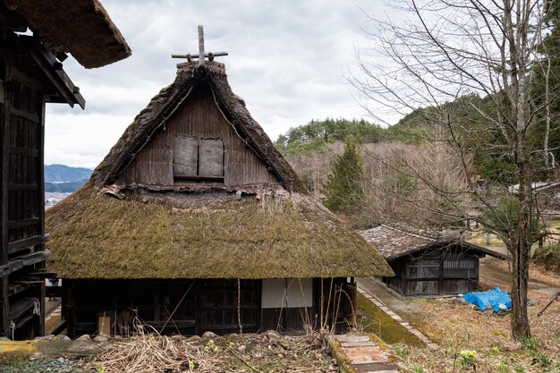 Традиционный деревянный дом гассё сукури в хида но сато или народная деревня в такаяма гифу, япония