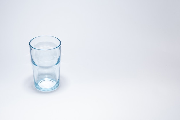白い表面上の伝統的なガラスカップ
