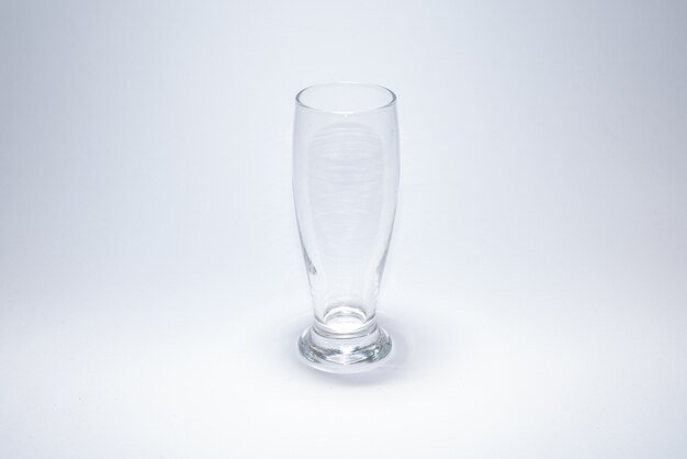 白い表面上の伝統的なガラスカップ