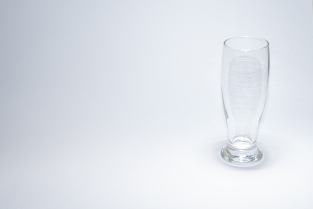 흰색 표면 위에 전통적인 유리 컵