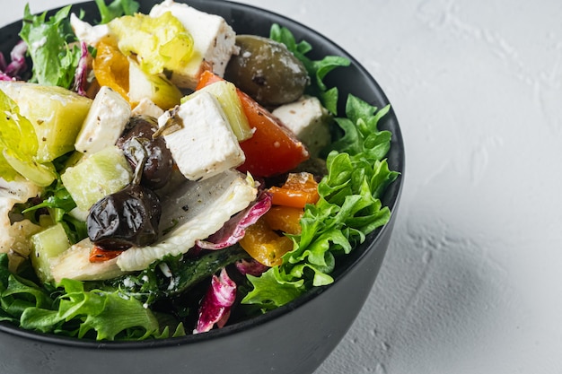 흰색 테이블에 신선한 야채, 죽은 태아, 올리브와 함께 전통적인 그리스 샐러드
