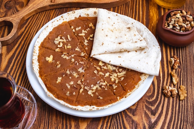 Foto gratuita vista laterale tradizionale del tè del lavash delle noci di halva