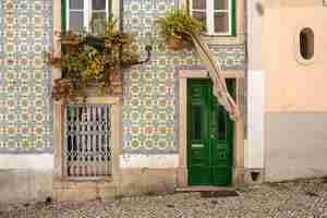 Free photo traditional housefront in lisbon