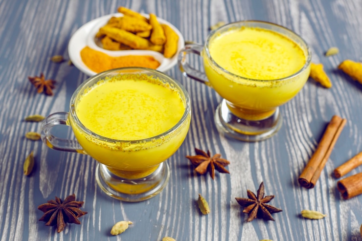Free Photo traditional indian drink turmeric golden milk .