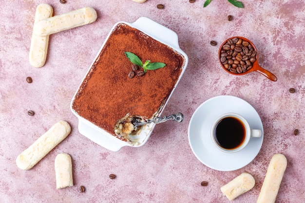 Tiramisù italiano tradizionale del dessert in piatto ceramico