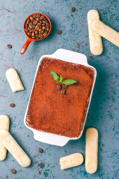 Бесплатное фото Традиционный итальянский десерт тирамису в керамической пластине, вид сверху.