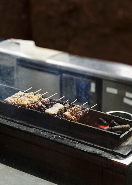 Foto gratuita cibo tradizionale giapponese alla griglia