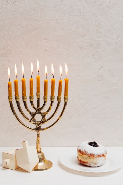 Foto gratuita candela ebraica tradizionale che brucia