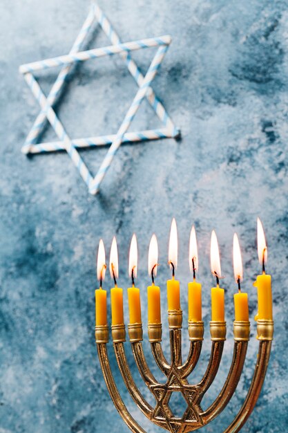 불타는 전통적인 유태인 촛불