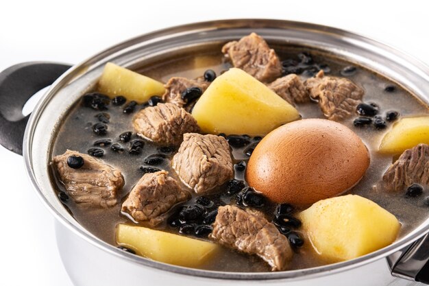 흰색 배경에 고립 된 전통적인 유태인 cholent