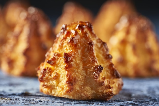 Foto gratuita pasticceria latina tradizionale al cocco su una teglia