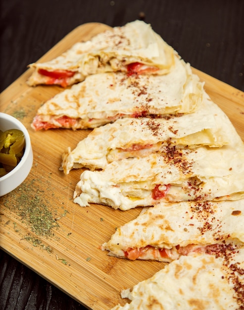 Foto gratuita gutab tradizionale di verdure a base di carne, qutab, gozleme su tavola di legno con sumakh, turshu.