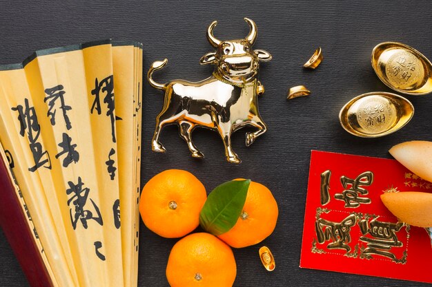 전통적인 새해 중국 황소와 팬