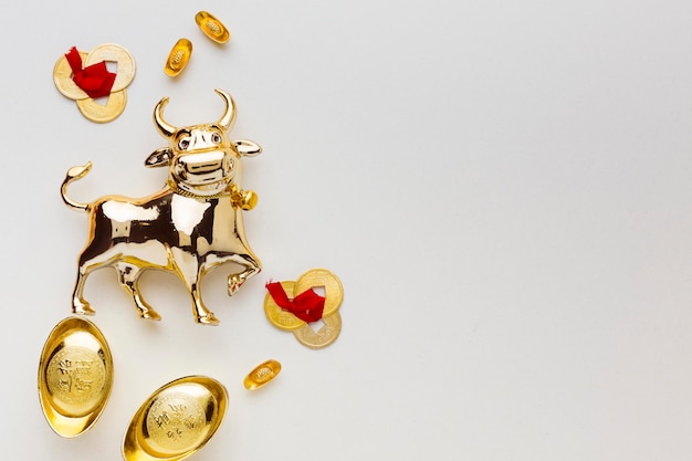 Free photo traditional new year chinese ox and golden objects