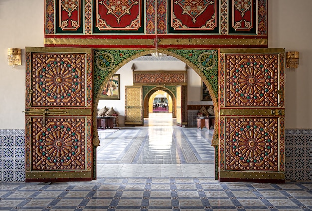 Традиционный восточный дизайн интерьера с дверьми с множеством деталей декора.