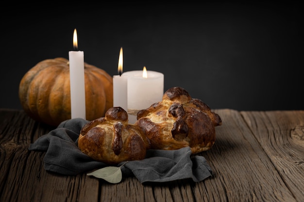 Foto gratuita arrangiamento tradizionale del pan de muerto