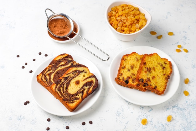 Free photo traditional raisin marble cake slices with raisins and cocoa powder, top view